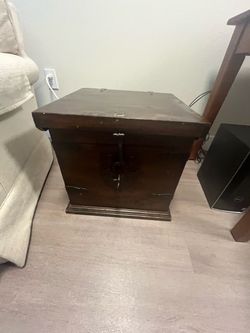 Vintage storage box w/lock