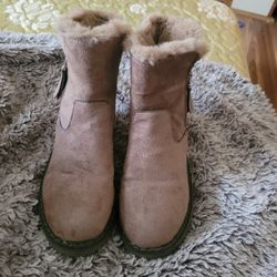 UGG BOOTS  (SIZE 6)  (Great Condition)
