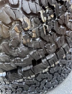 2 Llantas Semi-nuevas BFGoodrich Ko2 Lt 285/70/17 $400 el par