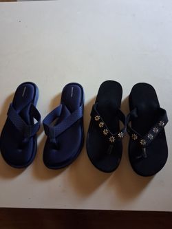 2 pair of women's size 8  memory foam flip flops