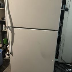 Whirlpool refrigerator works great come try it out with Cell all the time