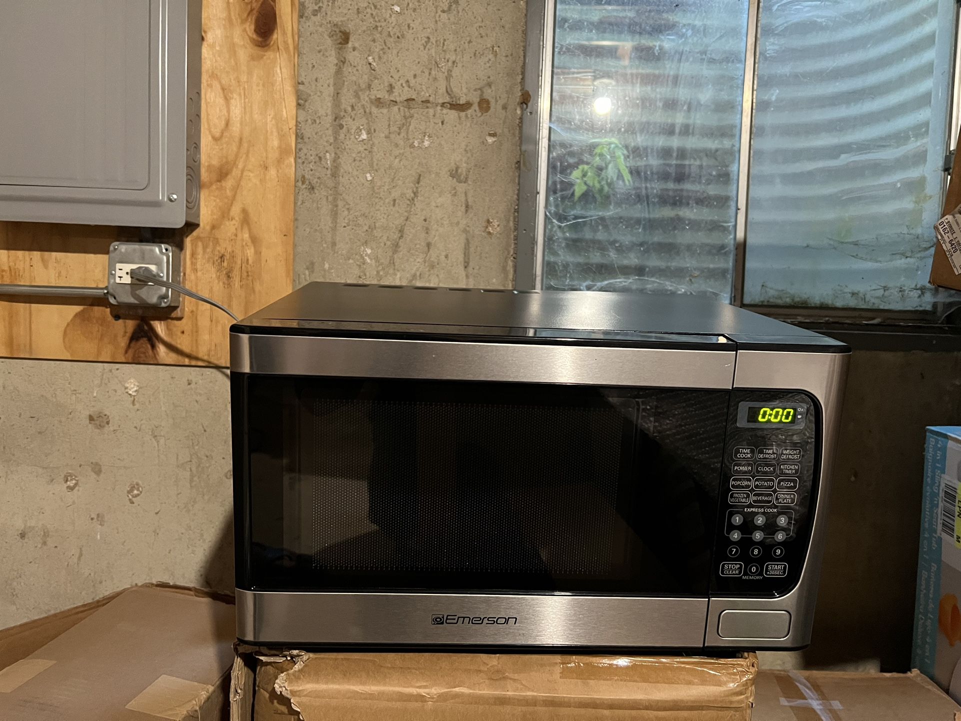Emerson microwave model no MW9339SB