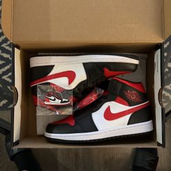 Air Jordan 1 Mid. Size 7 