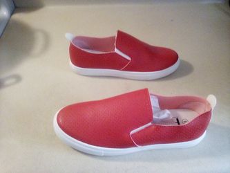 A NEW PAIR OF WOMEN SHOES.