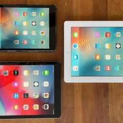 3 APPLE IPADS