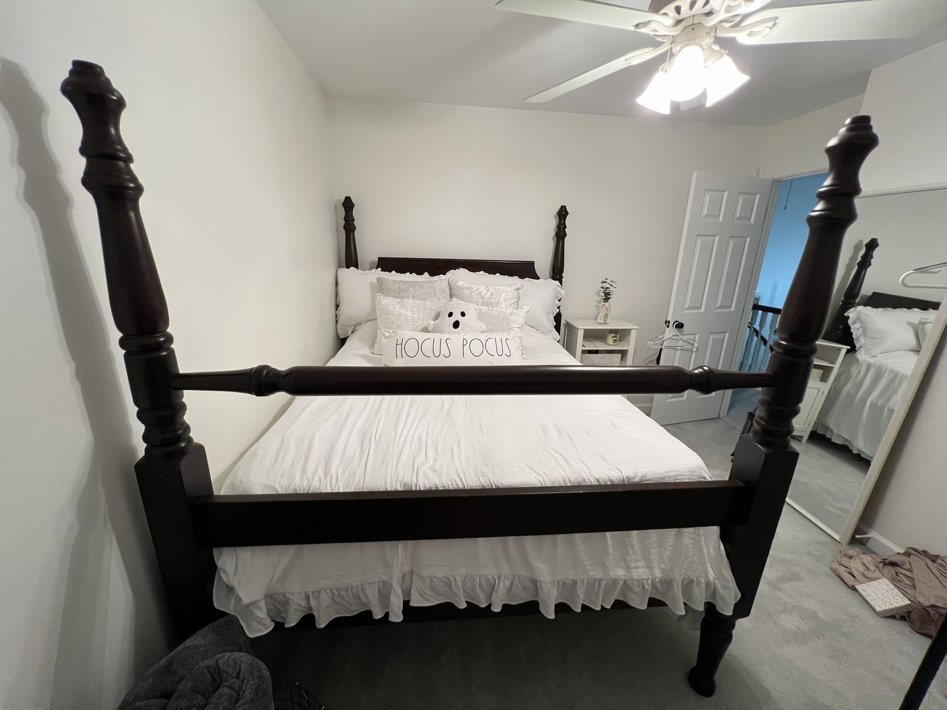 Queen Four Poster Bed With Mattress & Box Spring