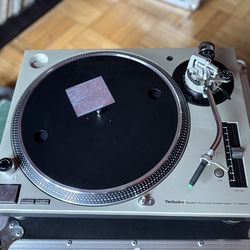 Technics 1200 M3D Great condition comes with road case and Stanton groove master needle and cartridge