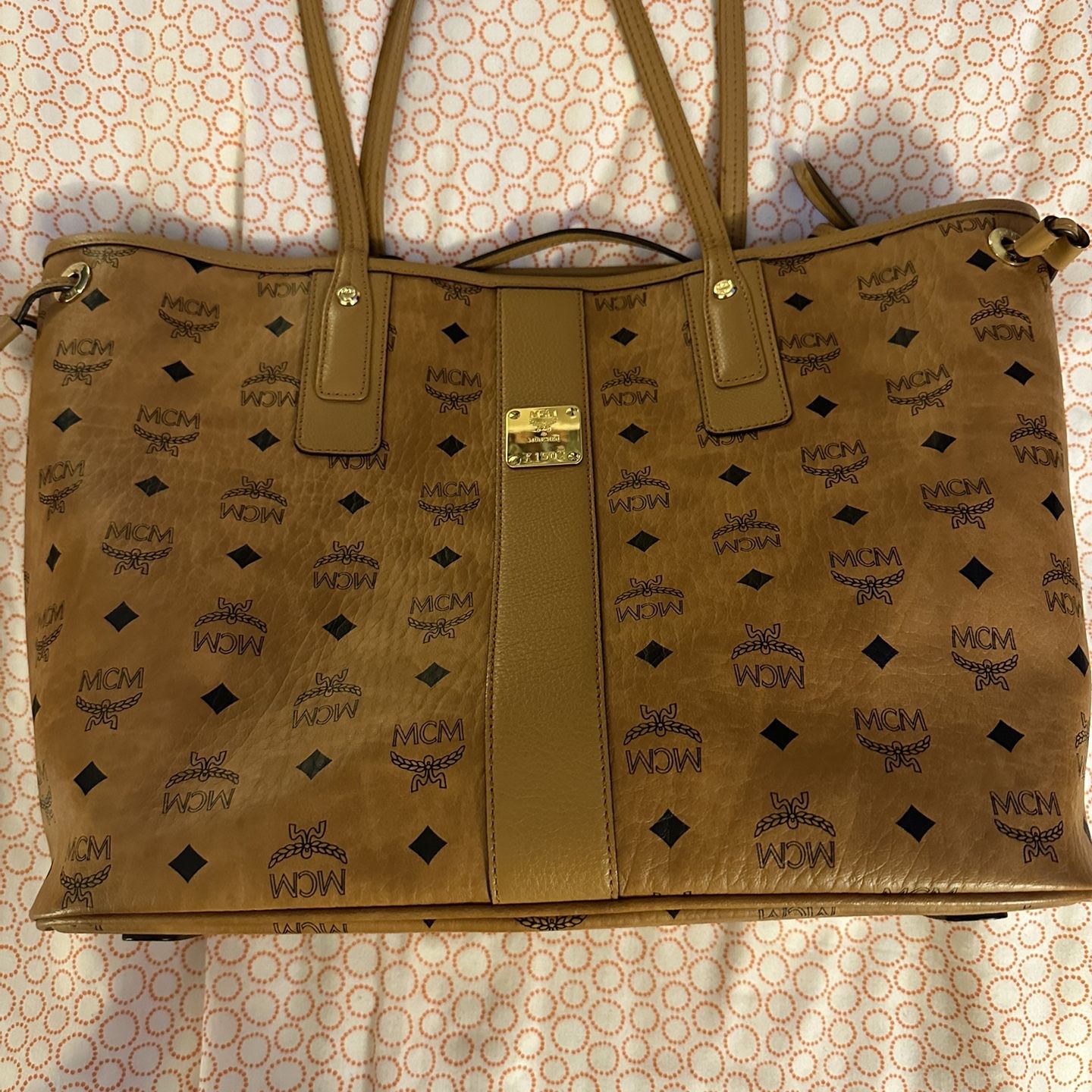 MCM Medium Liz Reversible Shopper TOTE BAG Black New $695 for Sale in  Uniondale, NY - OfferUp