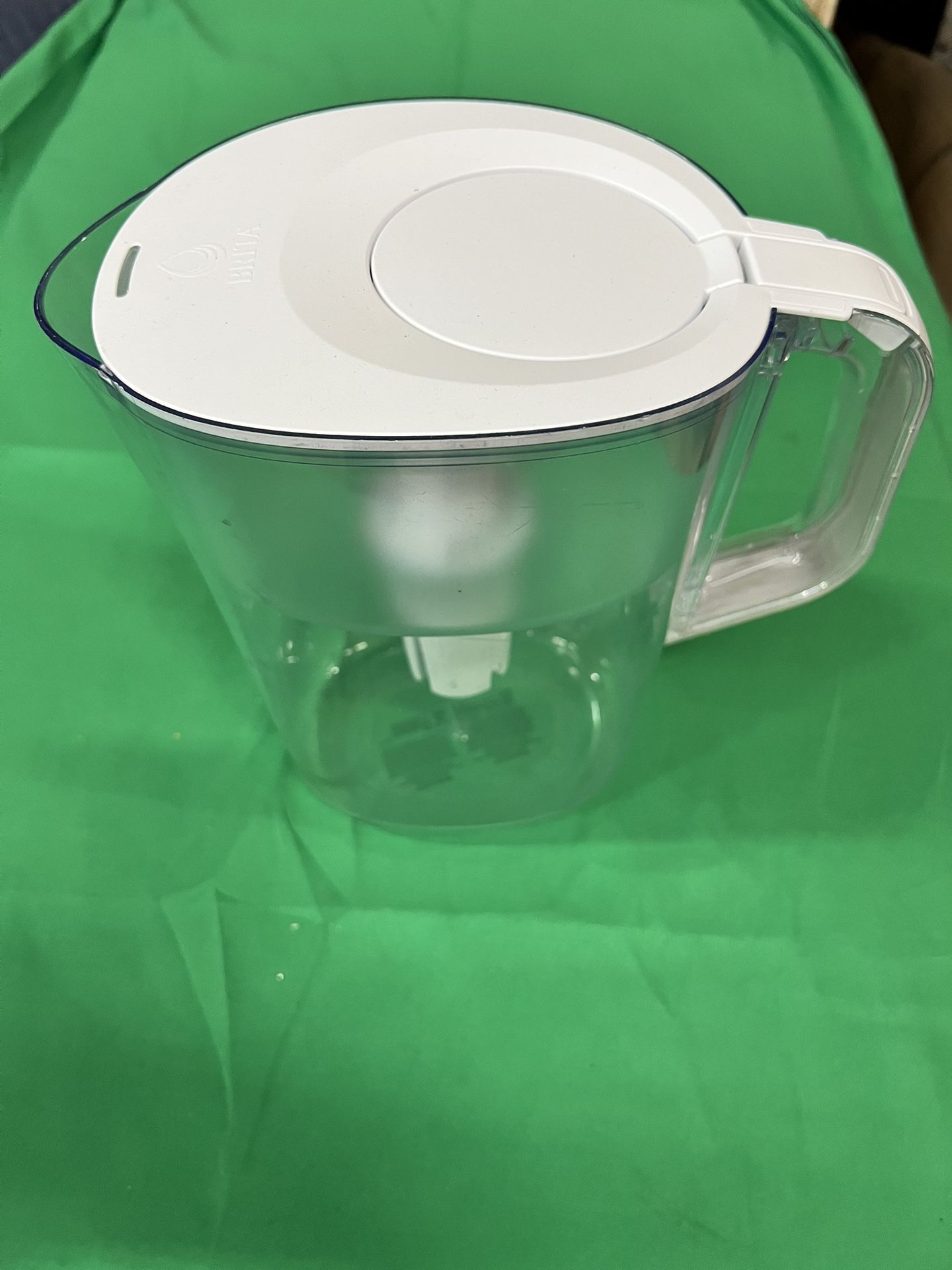 Brita 10-Cup White Plastic Water filter pitcher