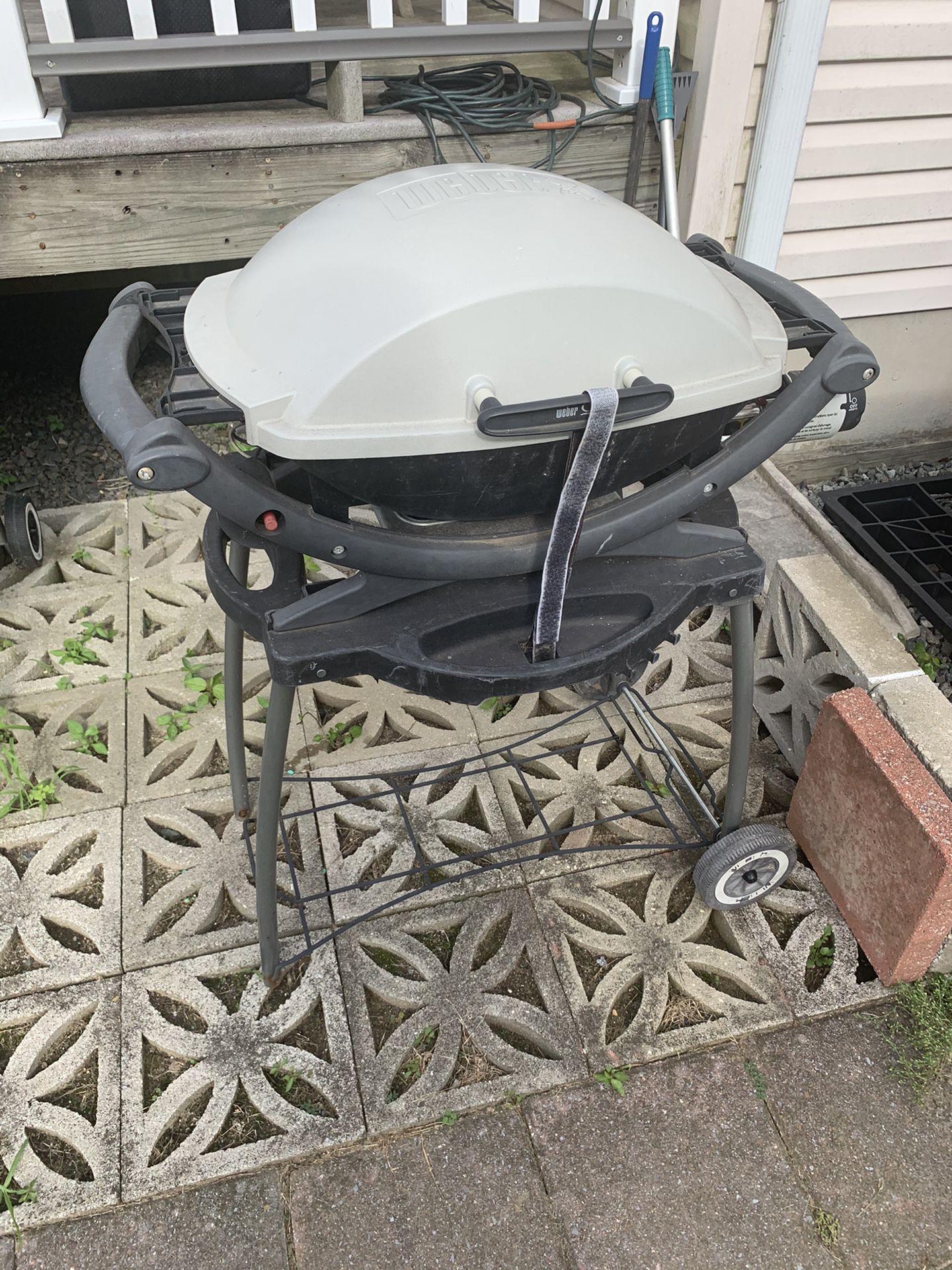 WEBER PORTABLE Q SERIES GRILL & STAND for Sale in Burlington, NJ - OfferUp