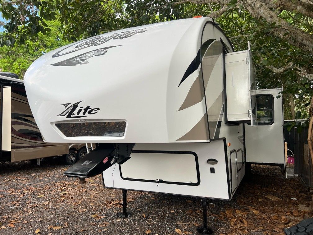2015 Cougar 30 Ft