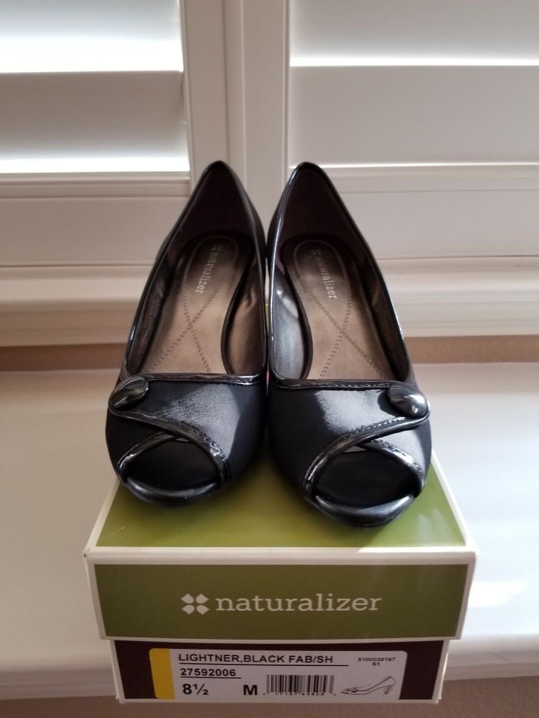 NEW Black heels 8.5