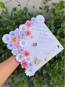 Custom graduation cap topper  Adorno para birrete de graduación 👩‍🎓  Ya disponible para tomar pedidos  Elige , inspírate en un modelo  Que te guste 