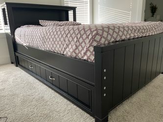 Beautiful wood frame twin size platform bed with Trundle