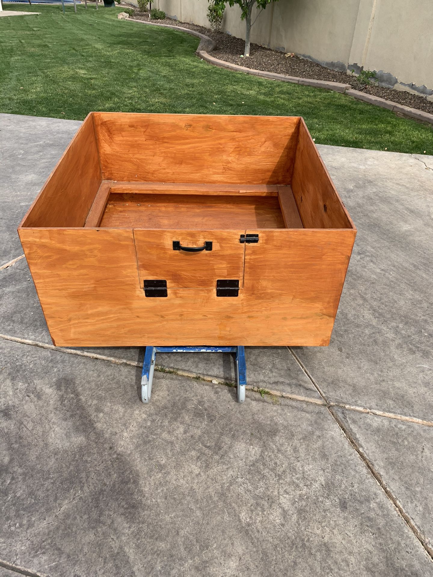 Welping box 4x4. Waterproof and solid. Complete with puppy rails and hinged door