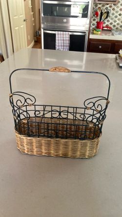 Metal/wicker bottle caddy