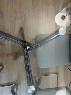 Mesa de comedor y otros artículos
