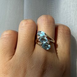 Vintage 14k yellow gold three blue topaz ring