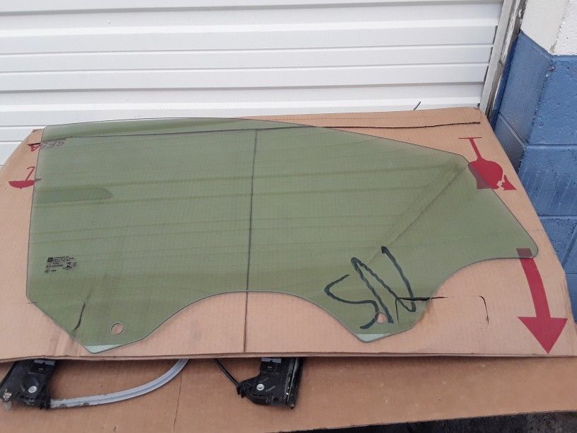 Auto Parts 2014 To 2018 Chevy Silverado Pickup Truck Right Front Door Glass OEM 