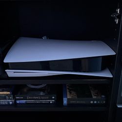 PS5 Disc Edition + 2 Controllers (White/Black) – Works Great