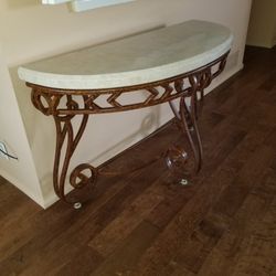 Beautiful end Table Like New Condition First $200 Takes It