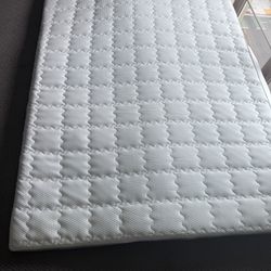 NEW Topper Queen 4 Inch