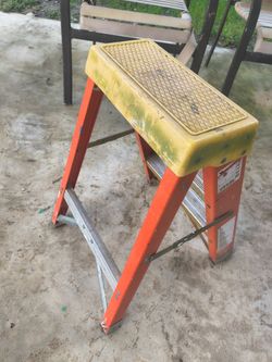 2 ft fiberglass ladder
