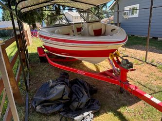 Tahoe Q4 Sport Boat with MerCruiser Engine