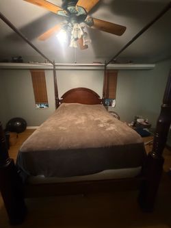 Queen canopy bed