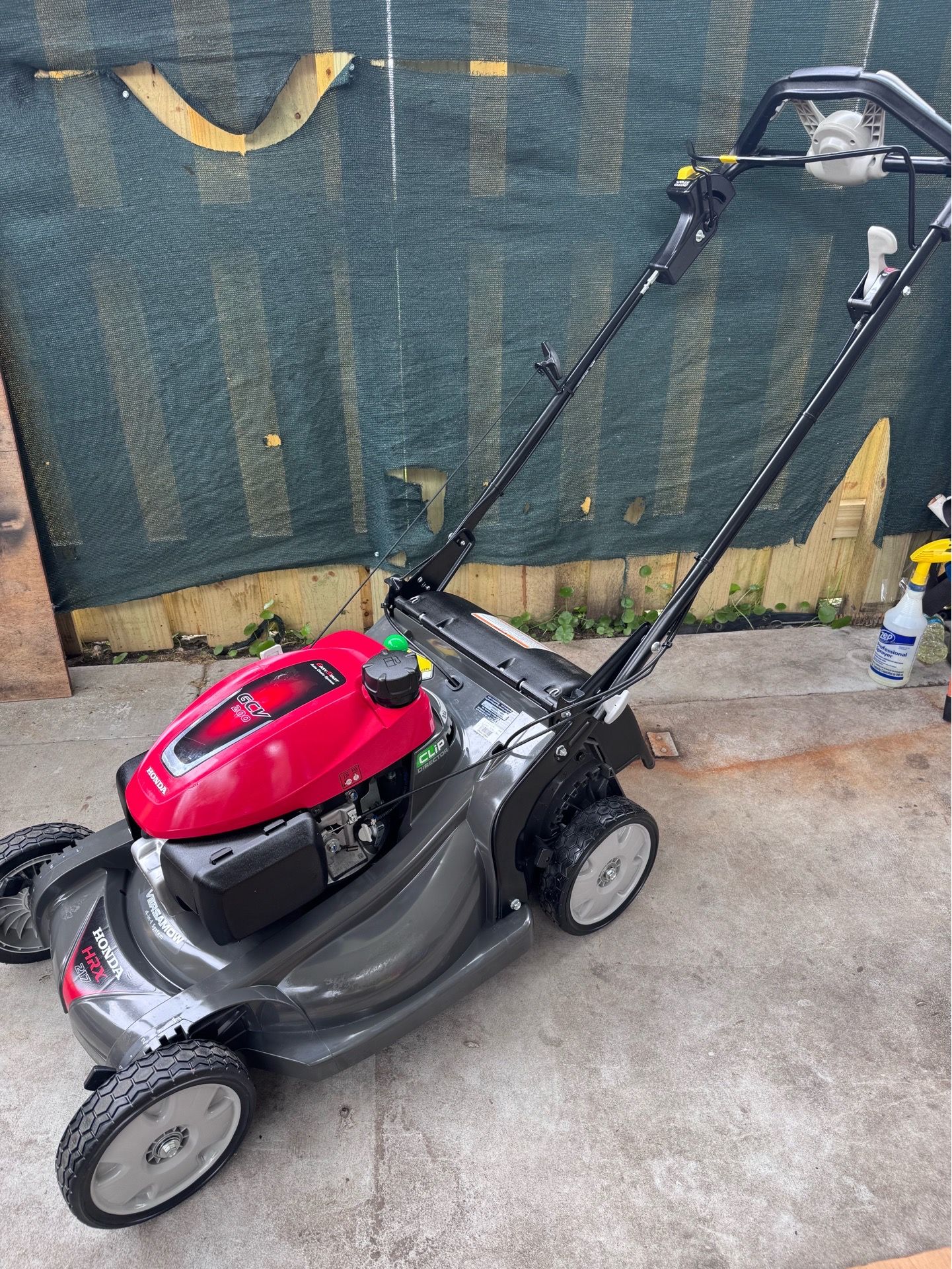 LIKE NEW AT LEAST ONE TIME WAS USED IT DID NOT EVEN GET DIRTY . SEL PROPELLED LAWNMOWER HONDA HRX-217 /200cc TWIN BLADE / BLADE CONTROL SYSTEM . XENOY