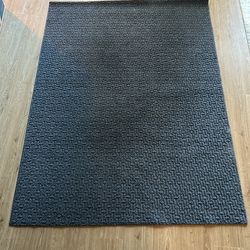 Target Area Rug – 4’ x 5.5’ – Washable – Like New