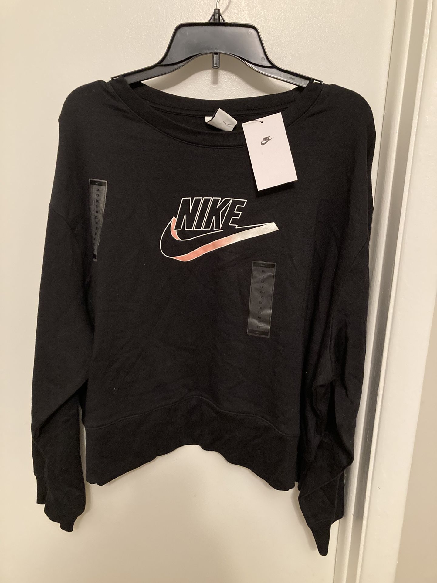 New Women’s Nike Sweatshirt Read Description