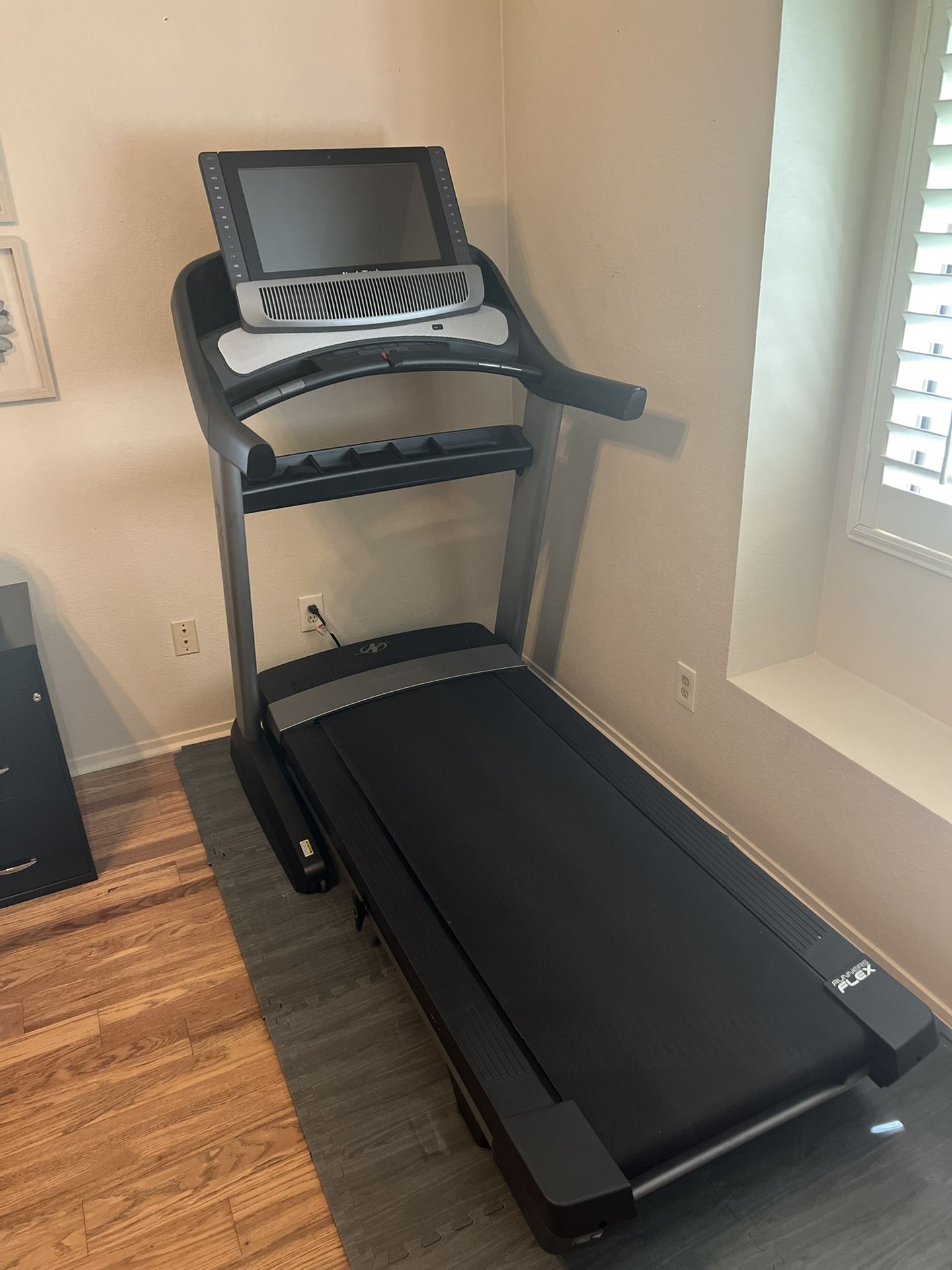 NordicTrack commercial 2950 Treadmill