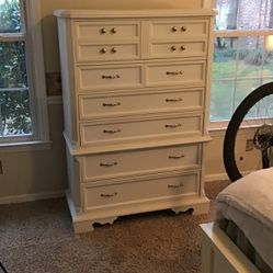 Beautiful Wood (6 Drawer) Chest Of Drawers By Bassett Furniture
