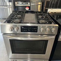 Frigidaire 5-Burner Gas Stove – Like New Condition