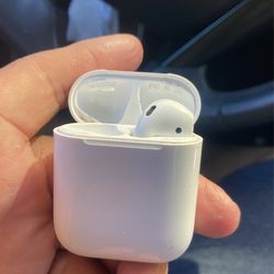 Apple Air Pod With Charging Case.