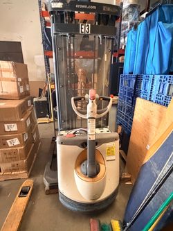 Crown Walkie Pallet Stacker – AS-IS / Not Currently Running