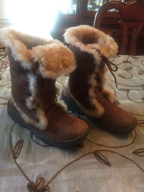 Girls boots size 4