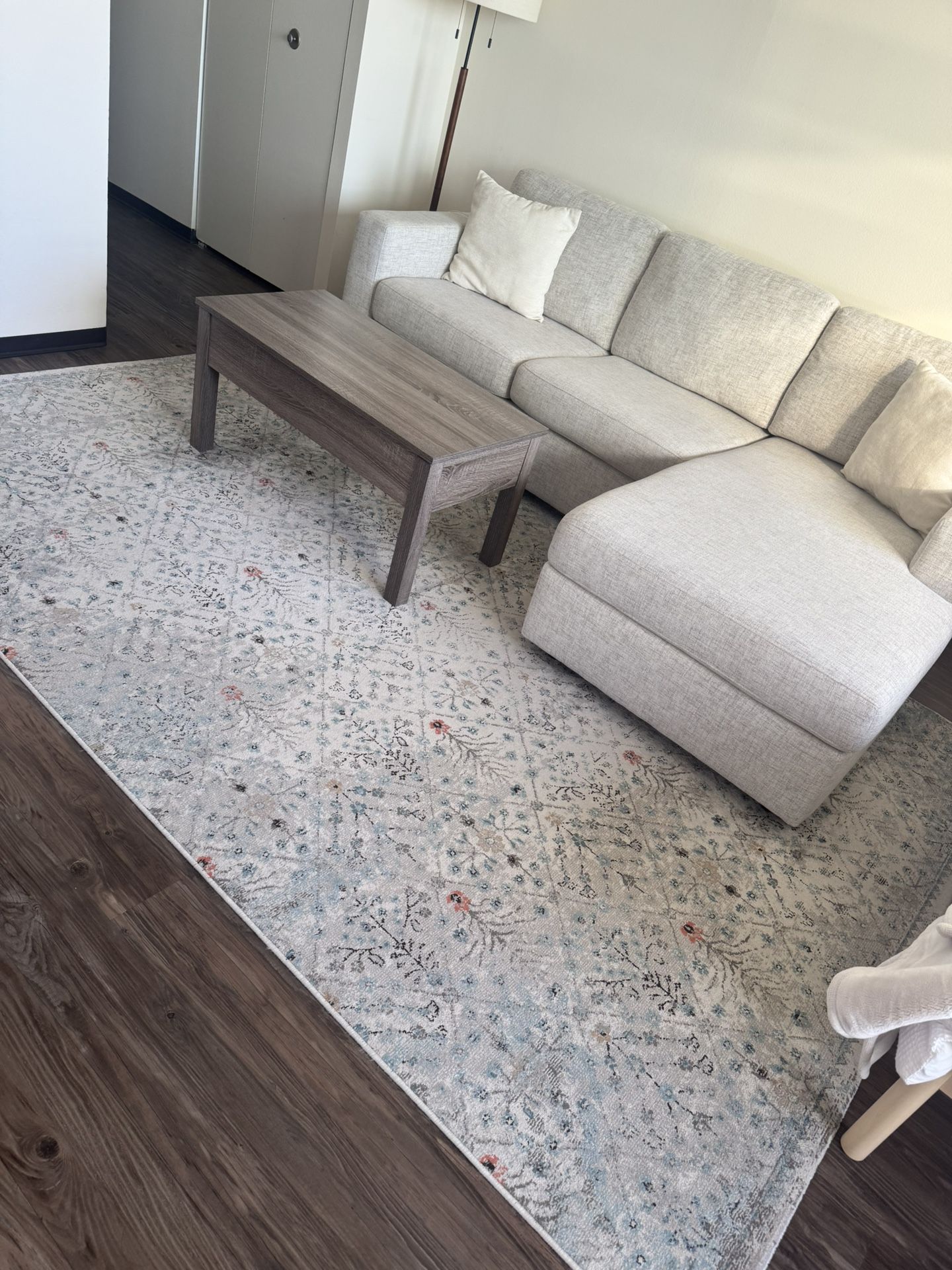 Rug 6'7" x 9’10”