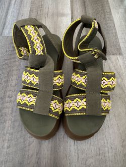 Uggs Platform Sandals with Woven Straps size 9
