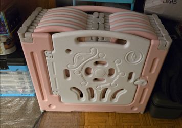 Hard Plastic Playpen, 18 Pannels