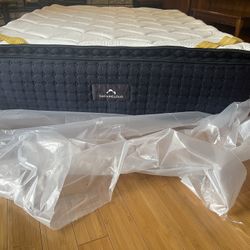 Mattress. Dream Cloud Premier Rest