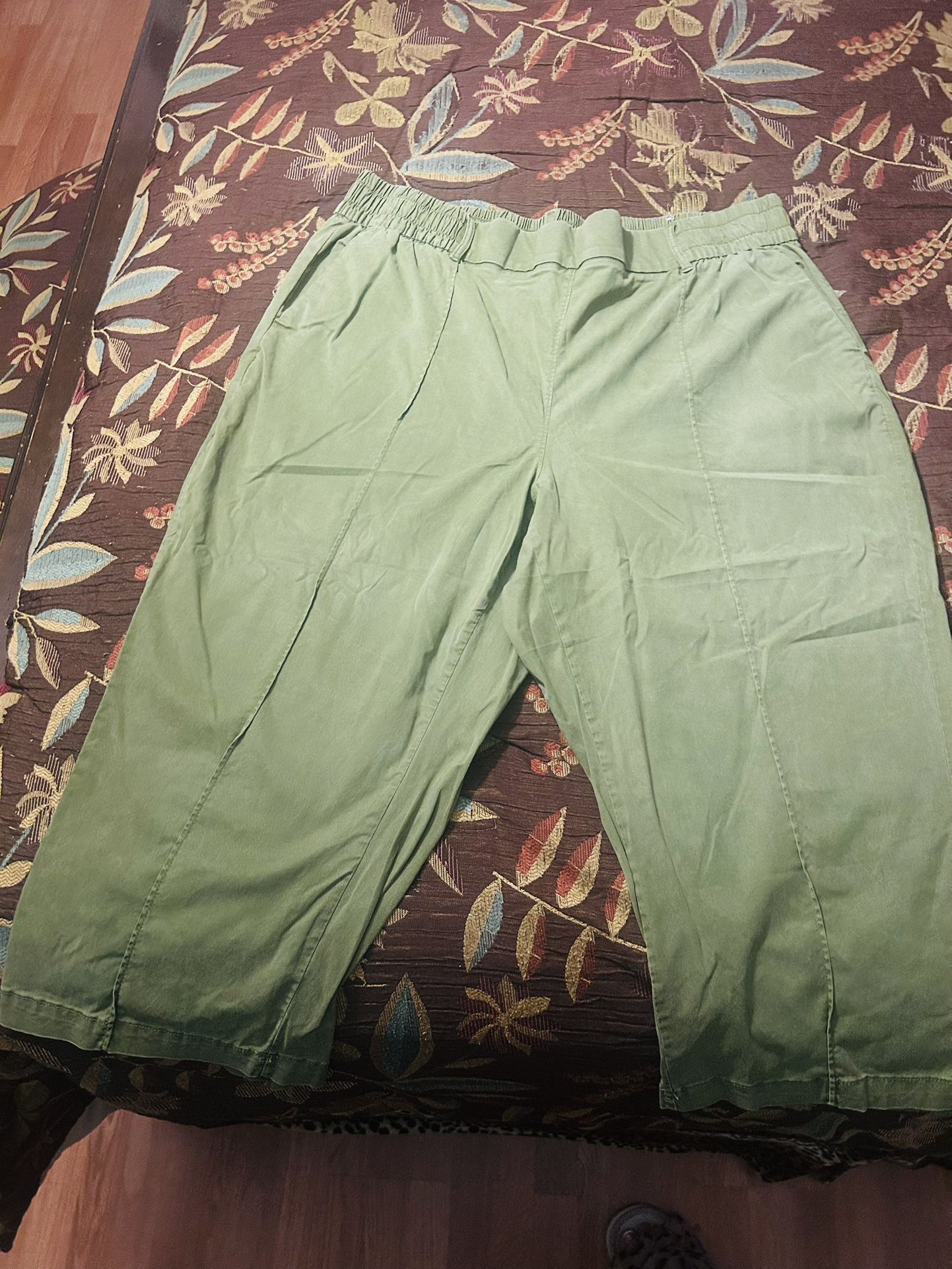 LANE BRYANT JOGGER CARGO STYLE CAPRI PANTS