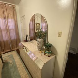 Vintage 80s Dresser with Rounded Mirror – Spacious Drawers