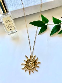 Western-Style Minimalist "Light Luxury" Necklace: Gold-Tone Spiral Cutout Sun Pendant—Sophisticated & Distinctive