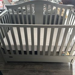 Graco 4-in-1 Convertible Crib With New Mattress