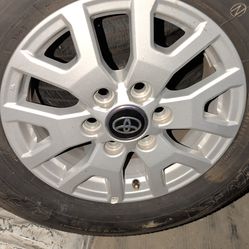 17 Toyota rim and tires