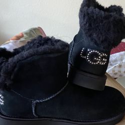 REDUCE 👁️🎈New UGG Sz 5 Classic Swarovski Crystals Boots Girls Or Womens > $125 Each Pair 🎈