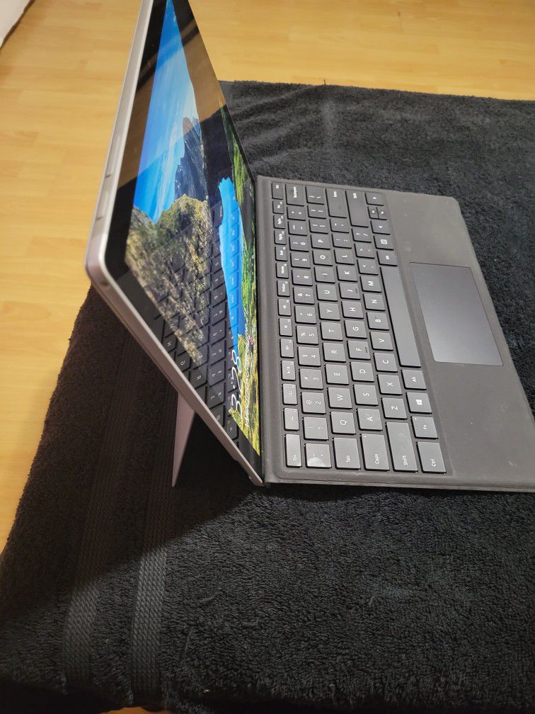 Like New Microsoft Surface Pro 5 Laptop/Tablet