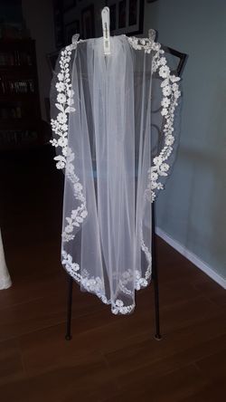 New Wedding Veil With Flower Applique In Ivory 